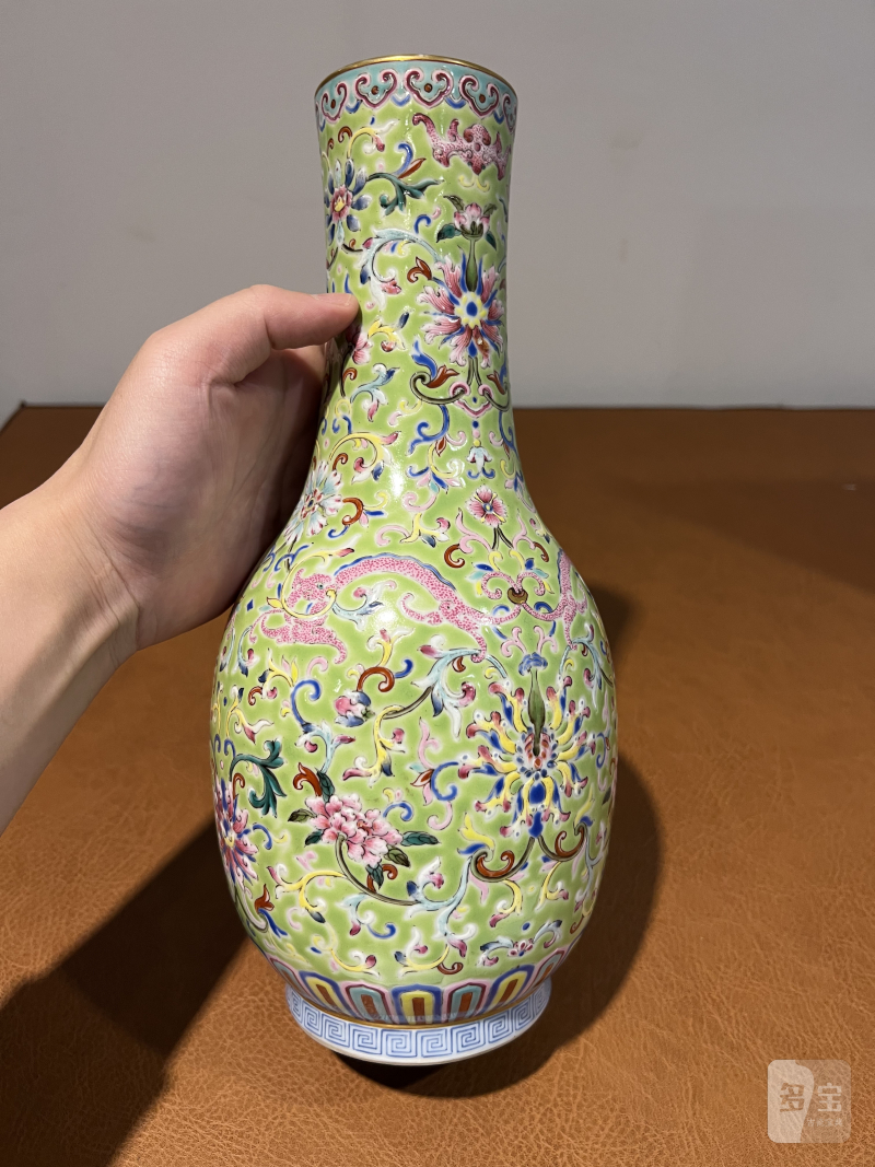 清 粉彩缠枝牡丹卷草龙纹瓶 - 图5